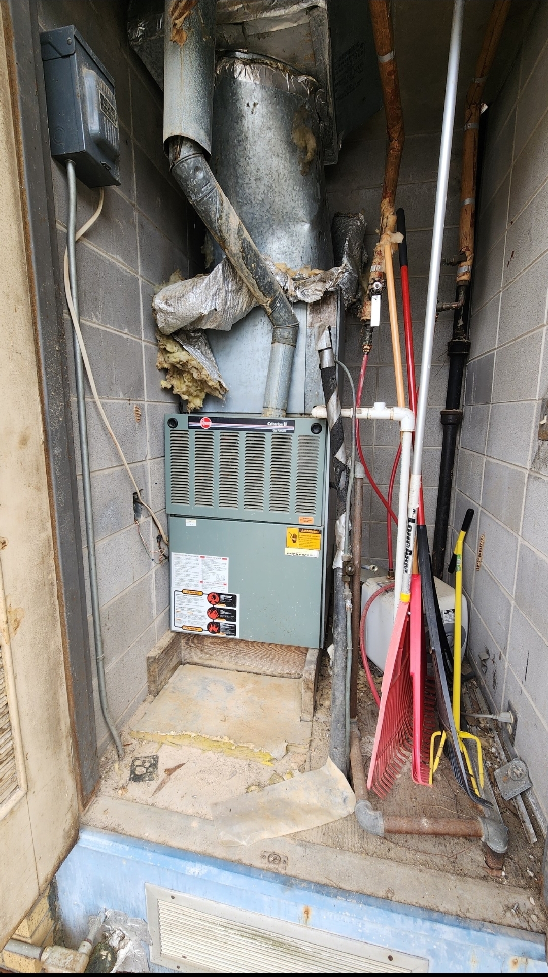 New Goodman condenser and furnace in closet